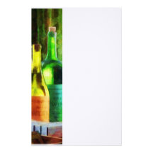 Botellas de vino cerca de la ventana  papeleria