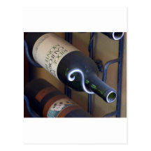 Botellas de vino en un estante tarjetas postales