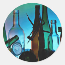 Botellas vacías atractivas etiquetas redondas