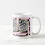 Botones y taza rosados de la foto de los soportes