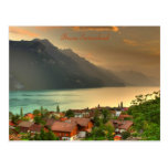 Brienz Suiza y lago Brienzersee y montañas suizas Postal