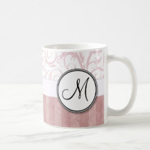 Briznas y rayas florales rosadas con el monograma taza