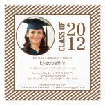 Brown moderno raya la invitación de la graduación 