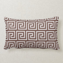 Brown y almohada de tiro blanca de la raya