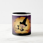 Bruja de Halloween en la taza del fiesta del palo 
