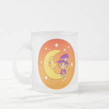 Bruja linda que se sienta en la luna taza