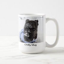 Bryn con la taza nevosa de la cara