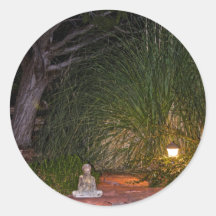 Buda meditating en la noche pegatina