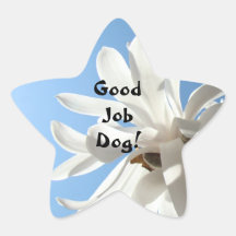 ¡Buen perro del trabajo! flores blancas de la magn