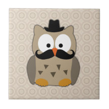 Búho con el bigote y el gorra azulejo