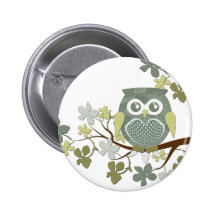 Búho del lunar en árbol pins