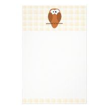 Búho lindo de Brown, fondo beige del control Papeleria Personalizada