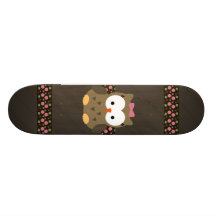 Búho lindo de la niña con el arco rosado tablas de patinar