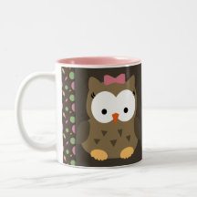 Búho lindo de la niña con la taza de café de encar