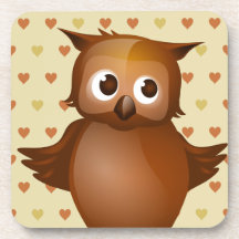Búho lindo en fondo beige del modelo del corazón posavasos