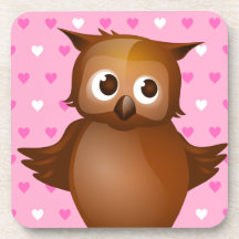 Búho lindo en fondo rosado del modelo del corazón posavasos