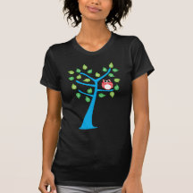 Búho rojo en árbol camiseta