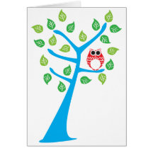 Búho rojo en árbol felicitacion 