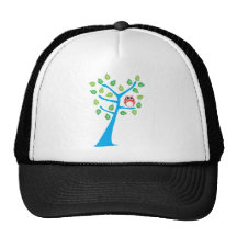 Búho rojo en árbol gorro de camionero