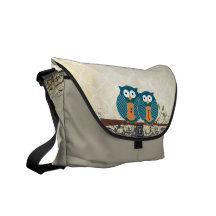 Búhos lindos personalizados que se sientan en una  bolsas de mensajería