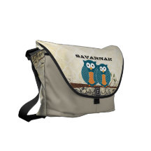 Búhos lindos personalizados que se sientan en una  bolsas de mensajeria
