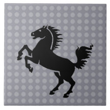 Caballo en la teja punteada