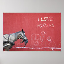 Caballo en un poster rojo del fondo