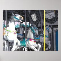 Caballos del carrusel con una indirecta del color poster