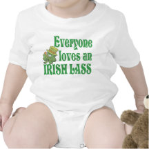 Cada uno ama una enredadera irlandesa del niño de  camisetas