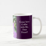 ¡Café con los estimados amigos! Flores púrpuras de Tazas