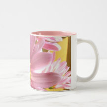 Café de la momia y taza rosados del té