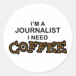 Café de la necesidad - periodista pegatina redonda
