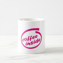 Café dentro (café). Taza caliente divertida de la 