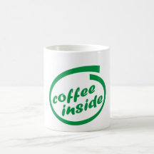 Café dentro (café). Taza caliente divertida de la 