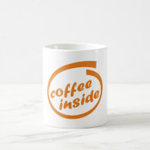 Café dentro (café). Taza caliente divertida de la 