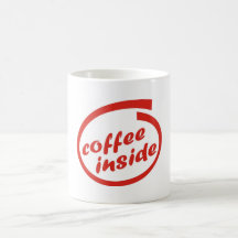 Café dentro (café). Taza caliente divertida de la 