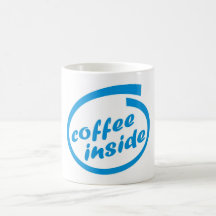 Café dentro (café). Taza caliente divertida de la 