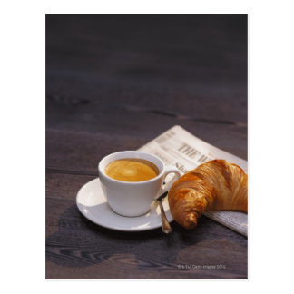 cafe_express_croissant_y_periodico_tarjeta_postal-rabaabbaaae_vgbaq_byvr_