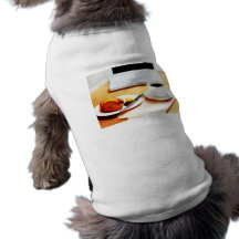 Café, ordenador y Croissant de la mañana Camisa De Mascota