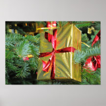 Caja de regalo en documento de oro sobre el árbol  impresiones