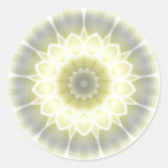 Caleidoscopio amarillo blanco de la flor etiqueta