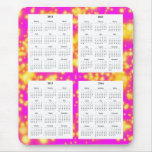 Calendario de 4 años en el diseño rosado Backgrd.  Tapetes De Ratones