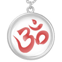 Caligrafía hindú roja de OM Aum Devanagari del sím Joyería