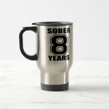 Calme 8 años se ennegrecen en la taza blanca del v