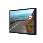 Camino vacío con vuelta lona envuelta para galerías