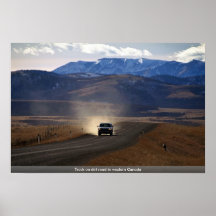 Camión en el camino de tierra en Canadá occidental Poster