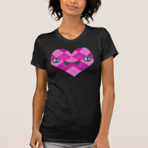 Camiseta rosada del corazón de la tarjeta del día 