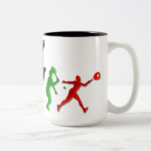 Camisetas atléticas y tenis de los jugadores de te taza de café