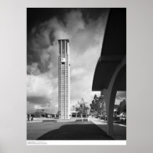 Campanario con los arcos en el edificio de bibliot poster