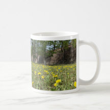 Campo del diente de león debajo de la pared de la  tazas de café